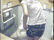Как смотреть скрытые камера писуших девушек на туалете